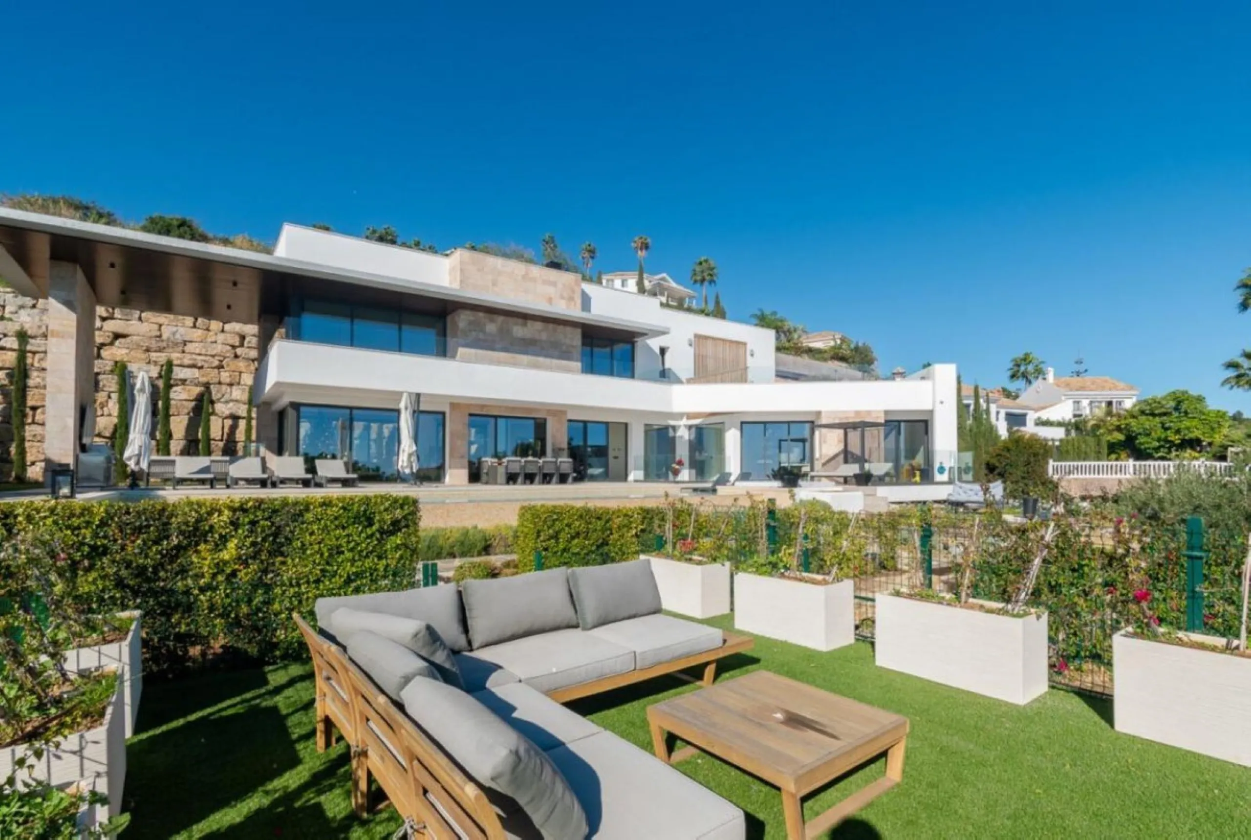 Luxury Villa in Benahavís with Panoramic Views and Contemporary Design