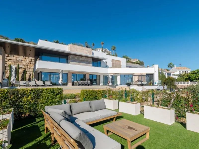 Luxury Villa in Benahavís with Panoramic Views and Contemporary Design