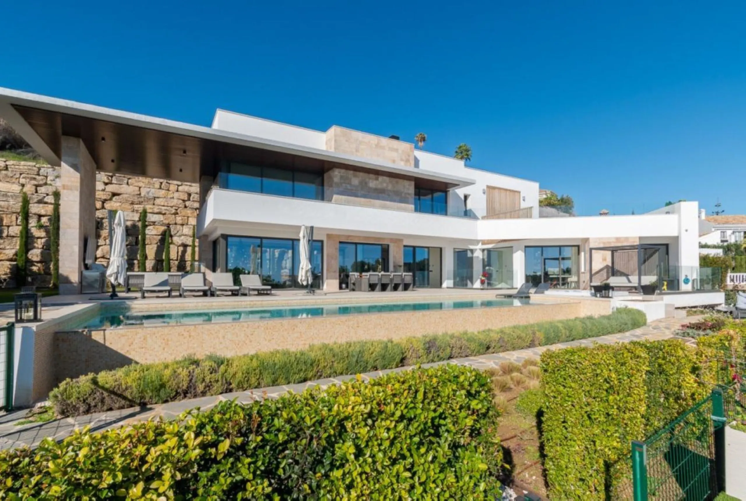 Luxury Villa in Benahavís with Panoramic Views and Contemporary Design