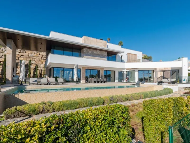 Luxury Villa in Benahavís with Panoramic Views and Contemporary Design