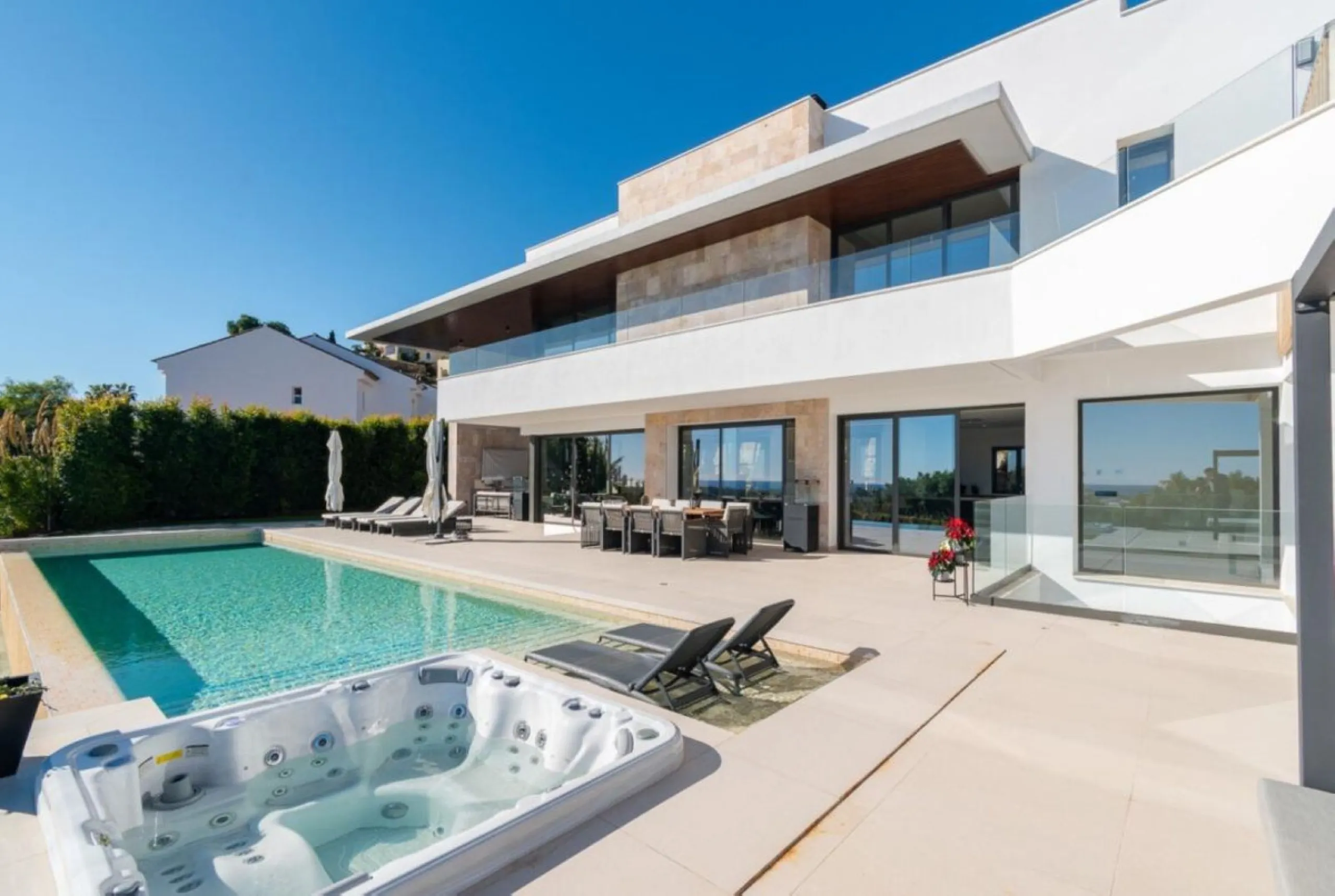Luxury Villa in Benahavís with Panoramic Views and Contemporary Design