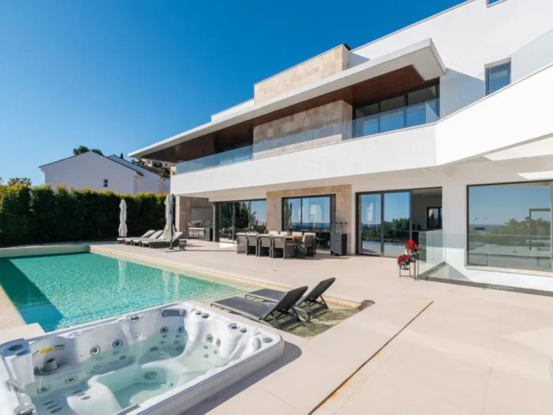 Luxury Villa in Benahavís with Panoramic Views and Contemporary Design