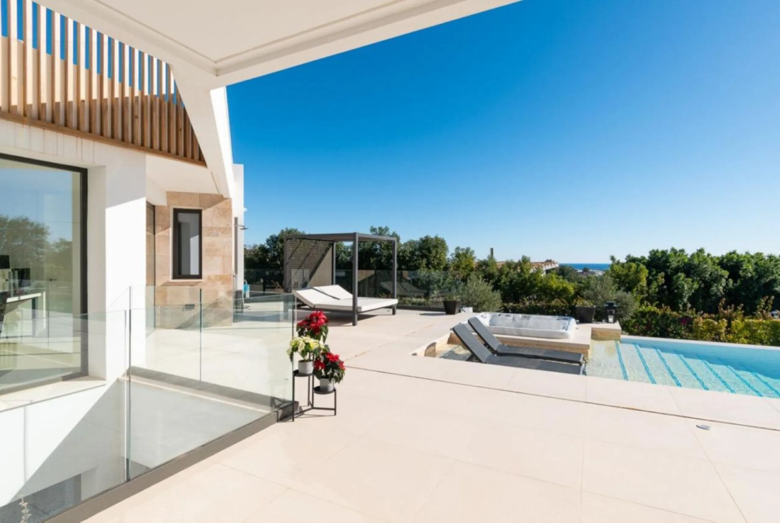 Luxury Villa in Benahavís with Panoramic Views and Contemporary Design