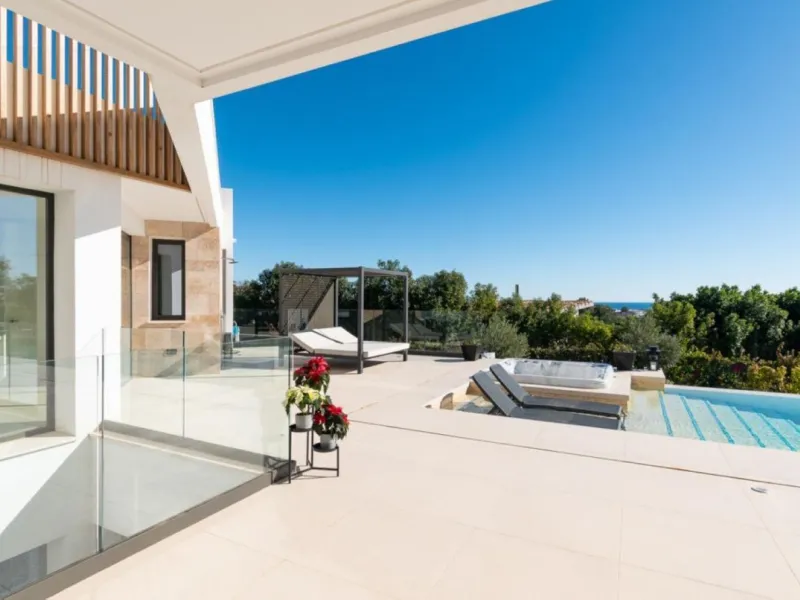 Luxury Villa in Benahavís with Panoramic Views and Contemporary Design