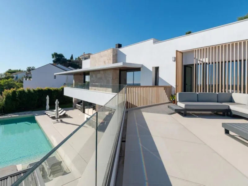 Luxury Villa in Benahavís with Panoramic Views and Contemporary Design