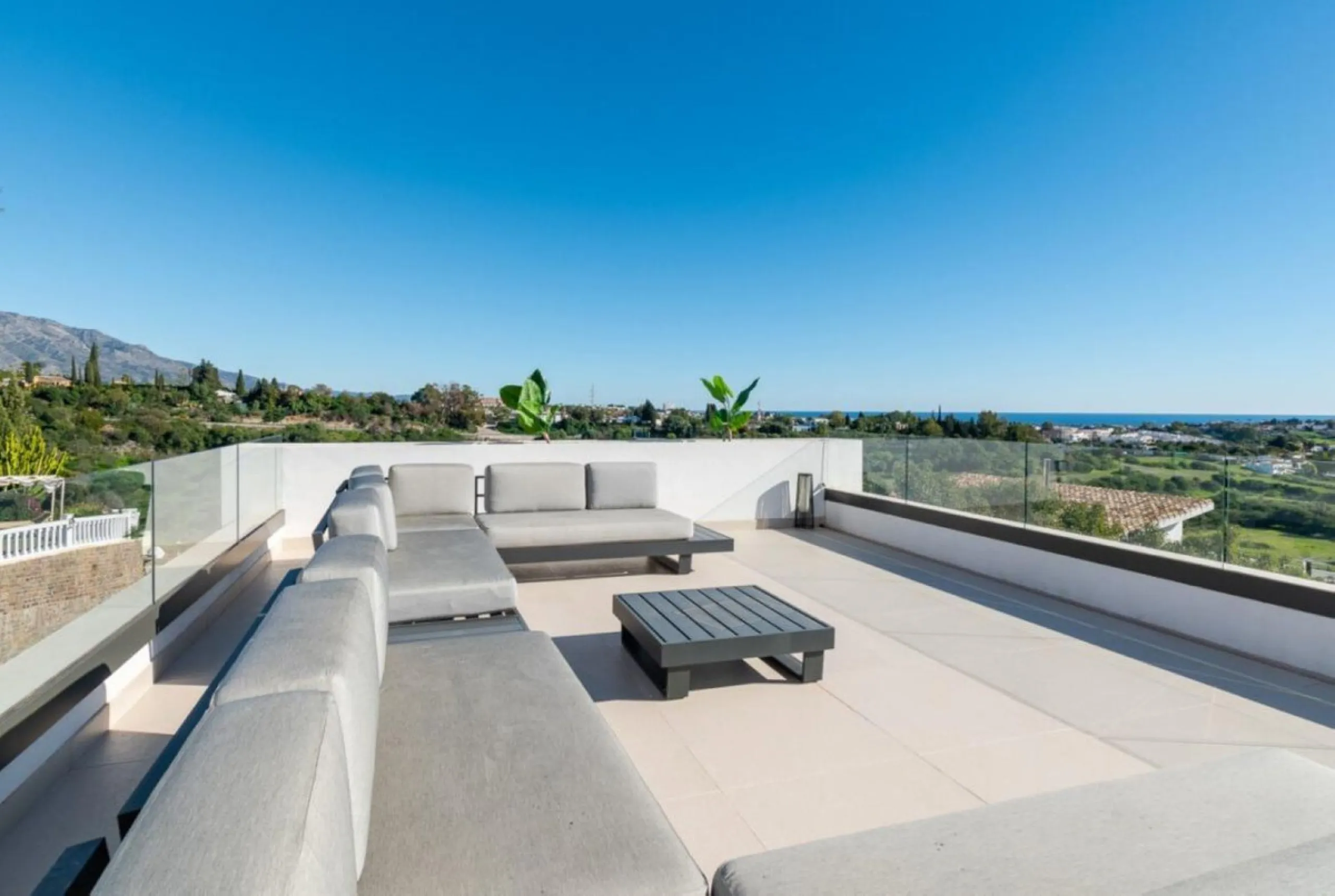 Luxury Villa in Benahavís with Panoramic Views and Contemporary Design