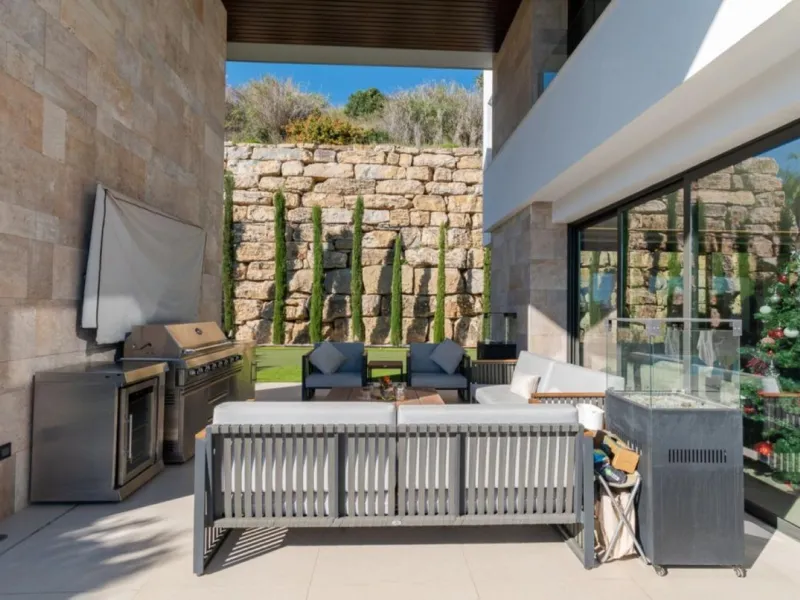 Luxury Villa in Benahavís with Panoramic Views and Contemporary Design