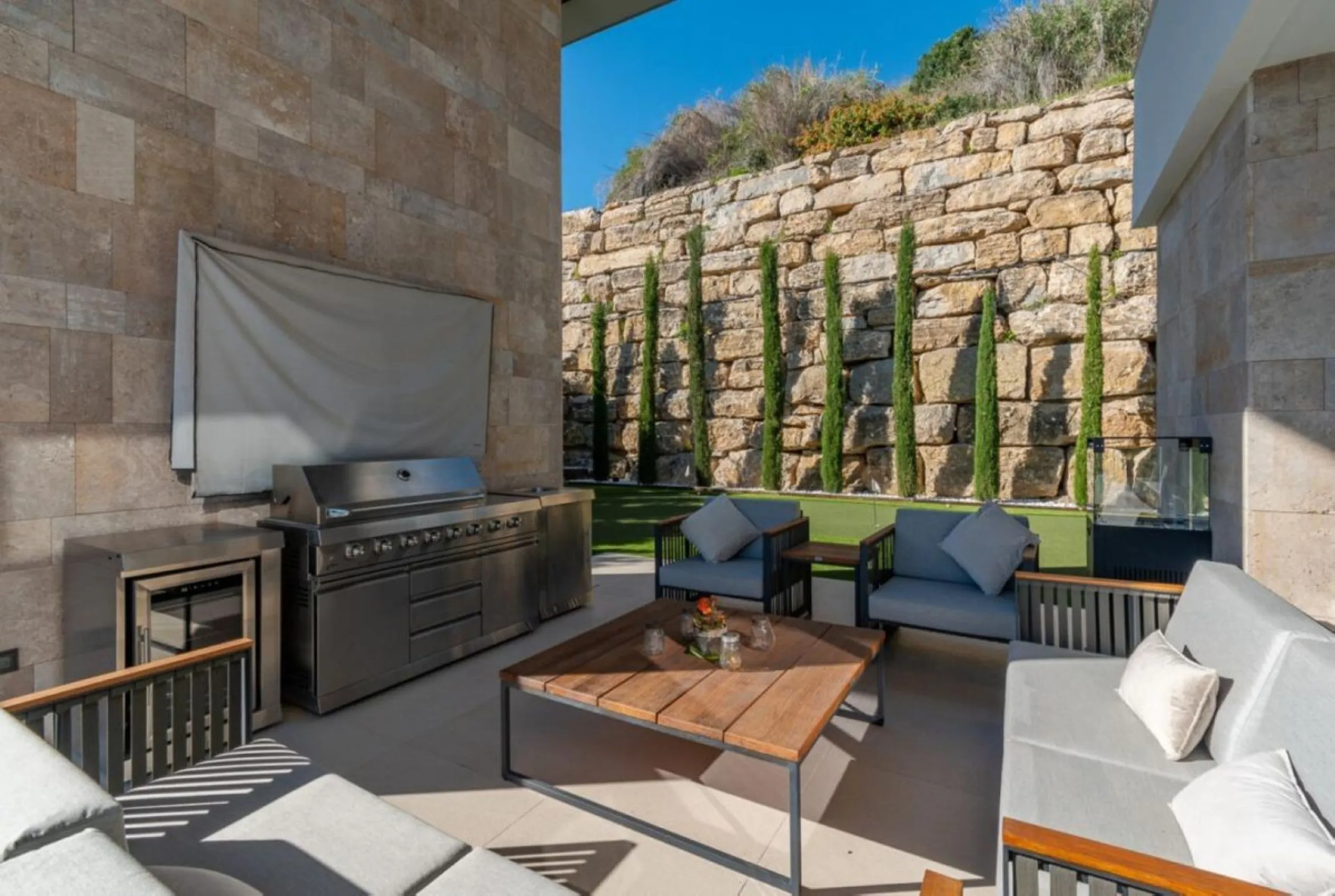 Luxury Villa in Benahavís with Panoramic Views and Contemporary Design