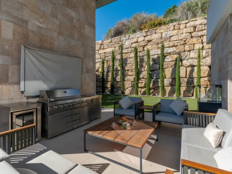 Luxury Villa in Benahavís with Panoramic Views and Contemporary Design