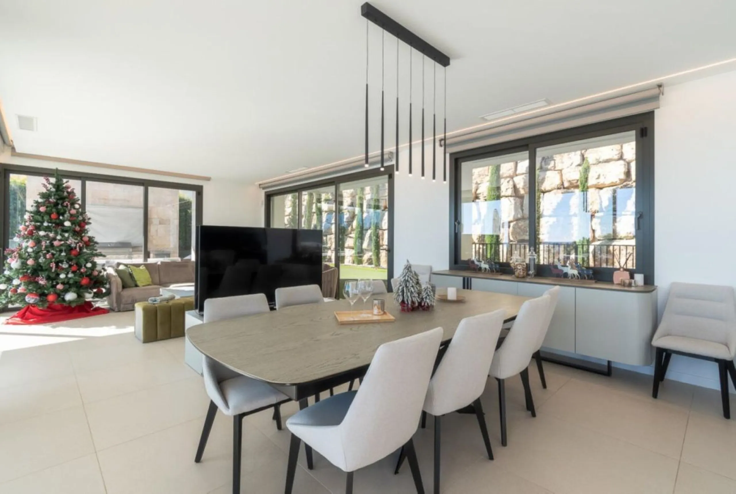 Luxury Villa in Benahavís with Panoramic Views and Contemporary Design
