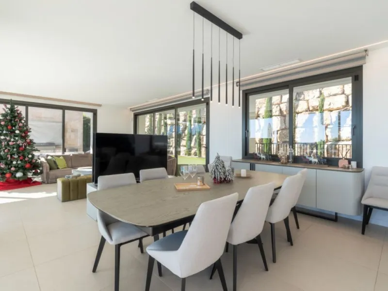 Luxury Villa in Benahavís with Panoramic Views and Contemporary Design