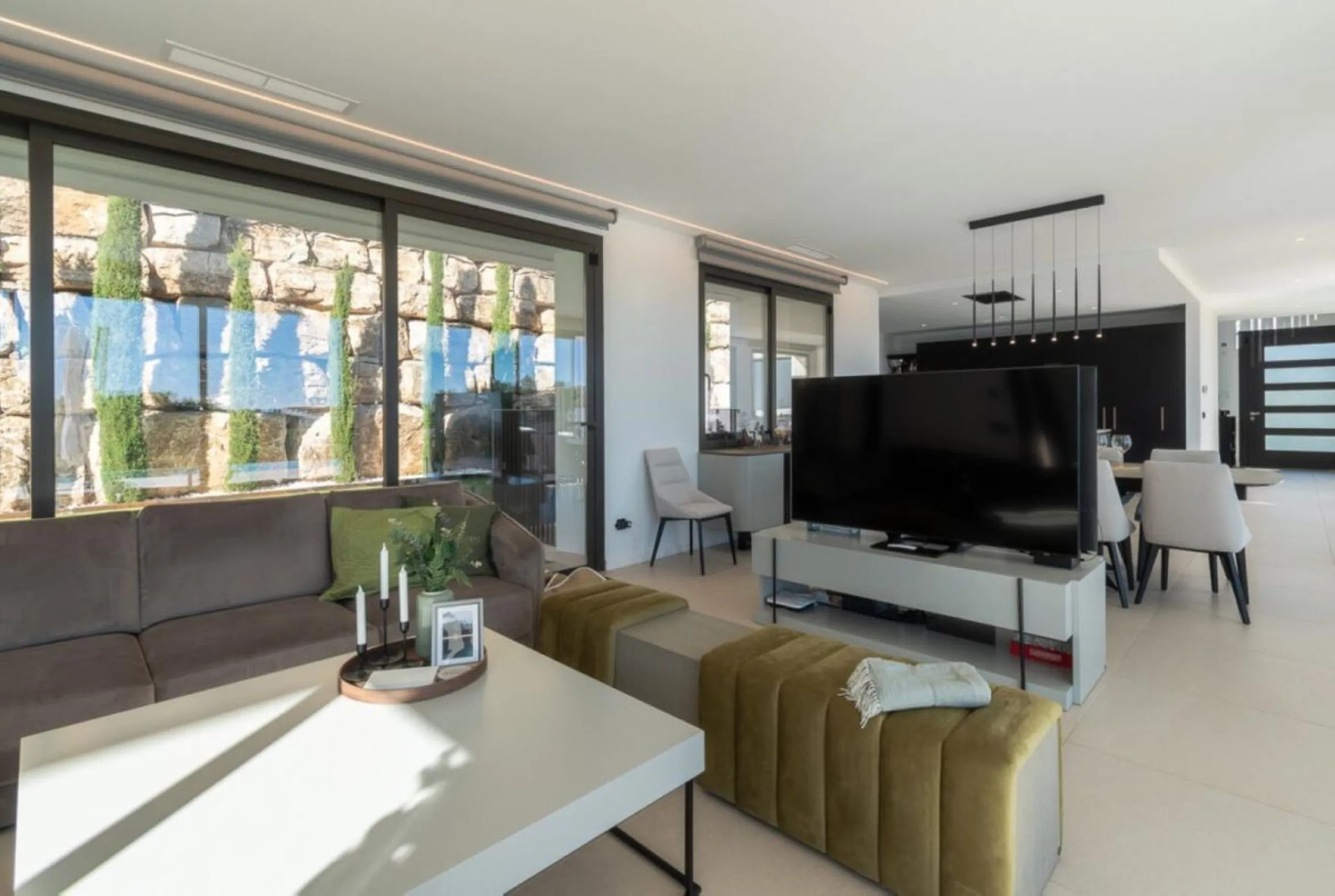 Luxury Villa in Benahavís with Panoramic Views and Contemporary Design