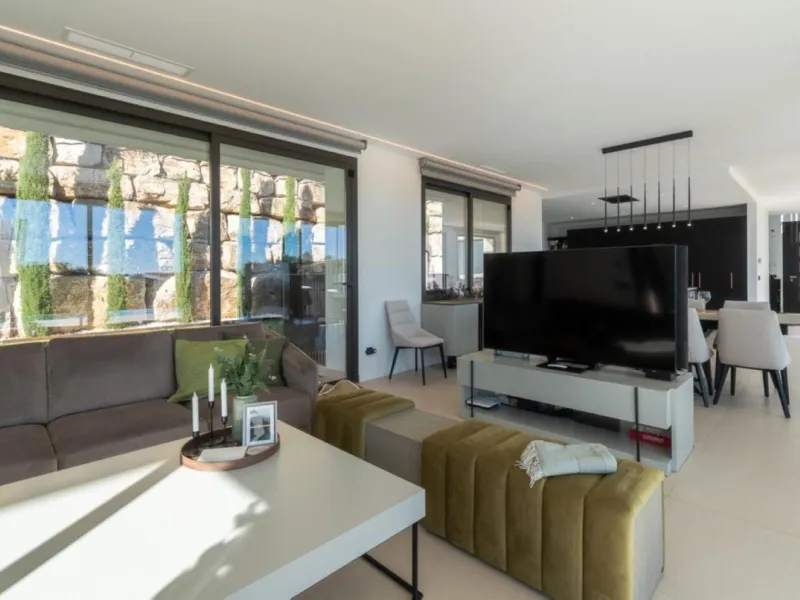 Luxury Villa in Benahavís with Panoramic Views and Contemporary Design