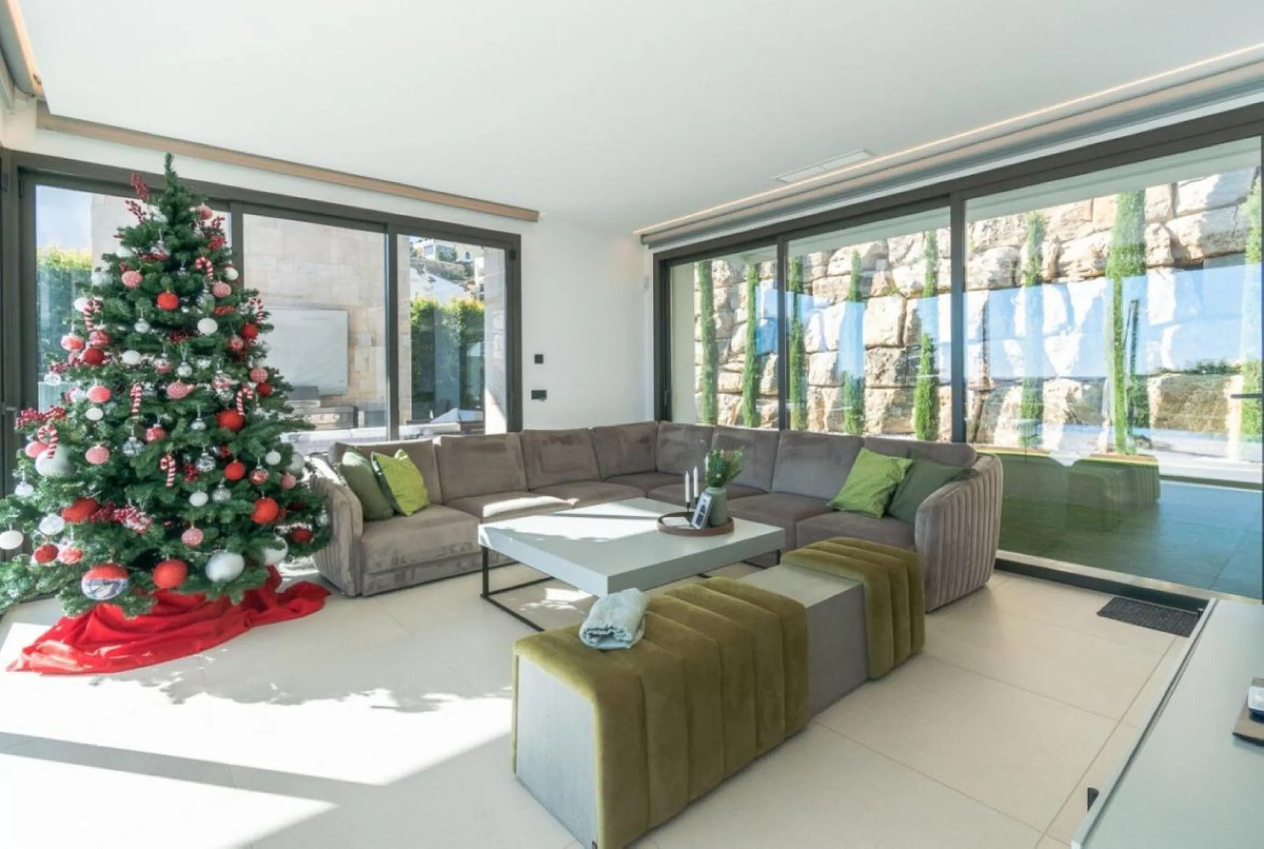 Luxury Villa in Benahavís with Panoramic Views and Contemporary Design