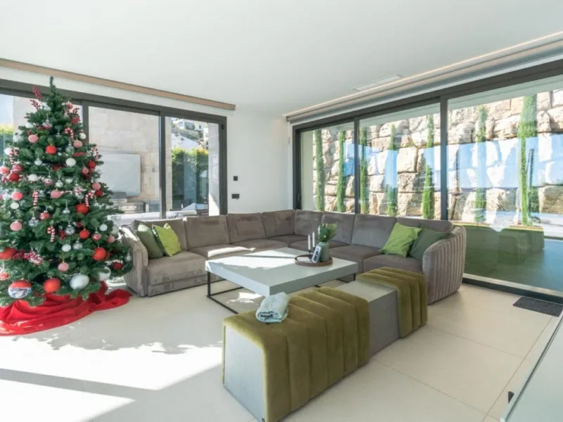 Luxury Villa in Benahavís with Panoramic Views and Contemporary Design