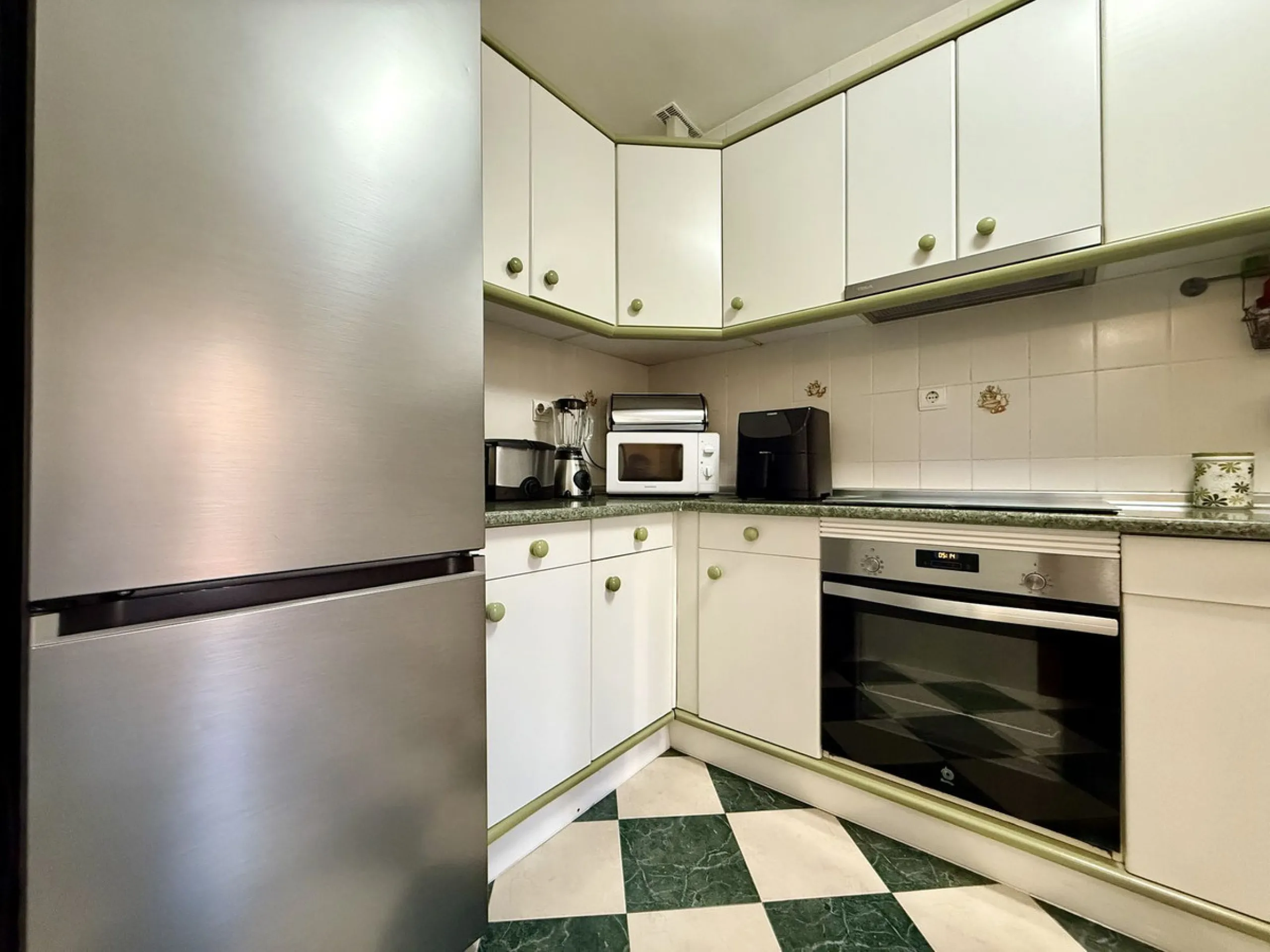 Apartment - Middle Floor Apartment в продаже в Fuengirola, Málaga. В доме 3 спален и 1 ванных комнат. Площадь дома 74 м²
