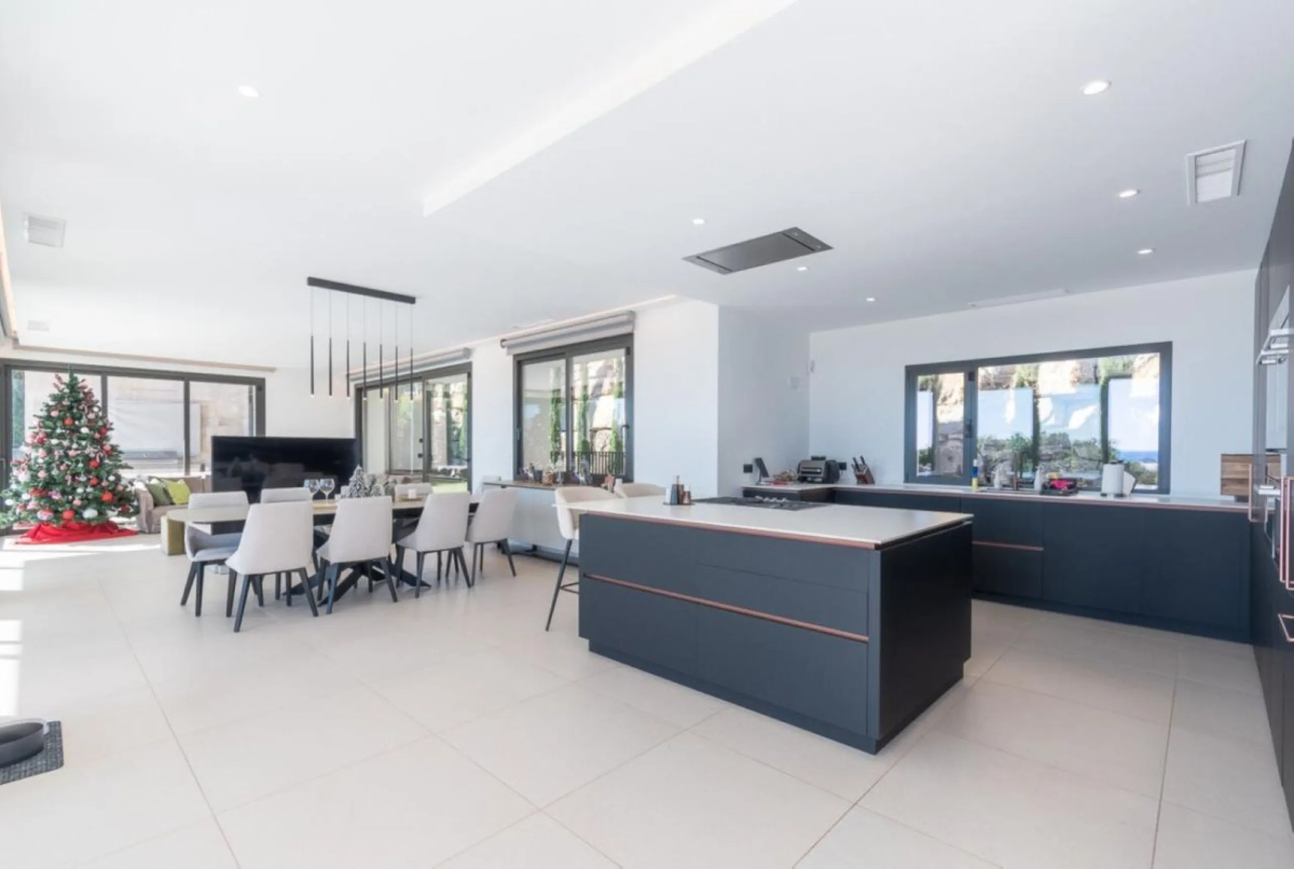 Luxury Villa in Benahavís with Panoramic Views and Contemporary Design