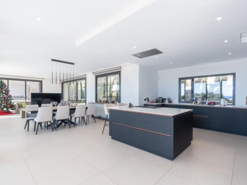 Luxury Villa in Benahavís with Panoramic Views and Contemporary Design
