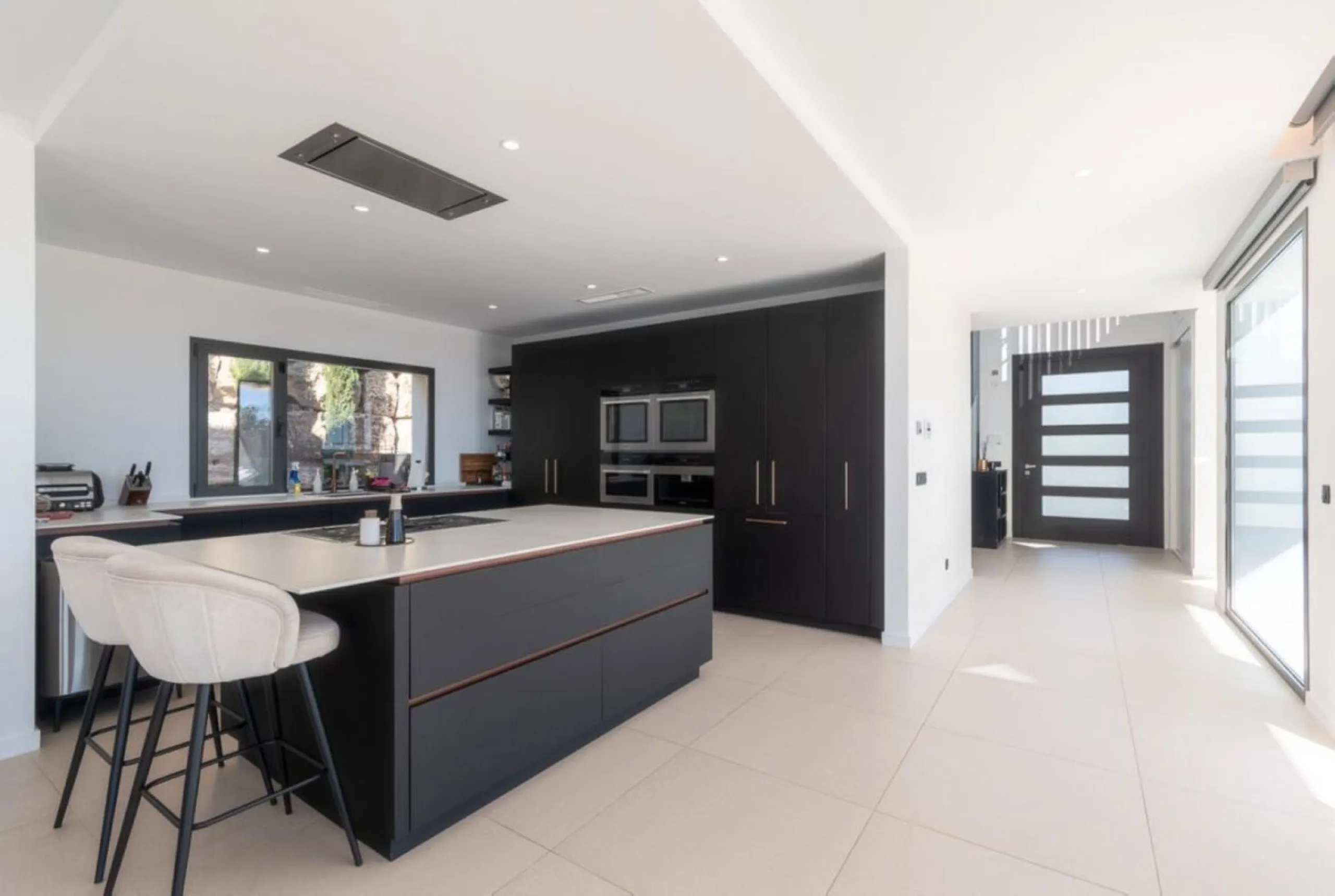 Luxury Villa in Benahavís with Panoramic Views and Contemporary Design