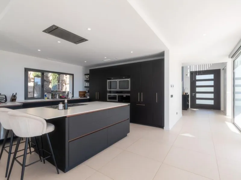 Luxury Villa in Benahavís with Panoramic Views and Contemporary Design