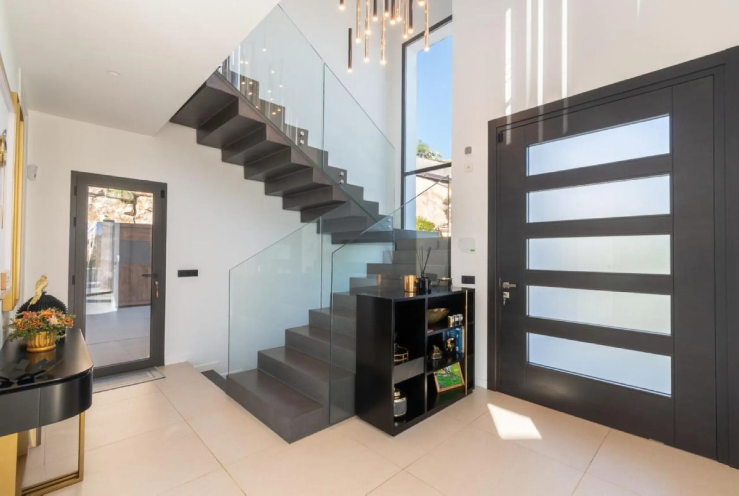 Luxury Villa in Benahavís with Panoramic Views and Contemporary Design
