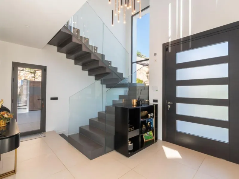 Luxury Villa in Benahavís with Panoramic Views and Contemporary Design