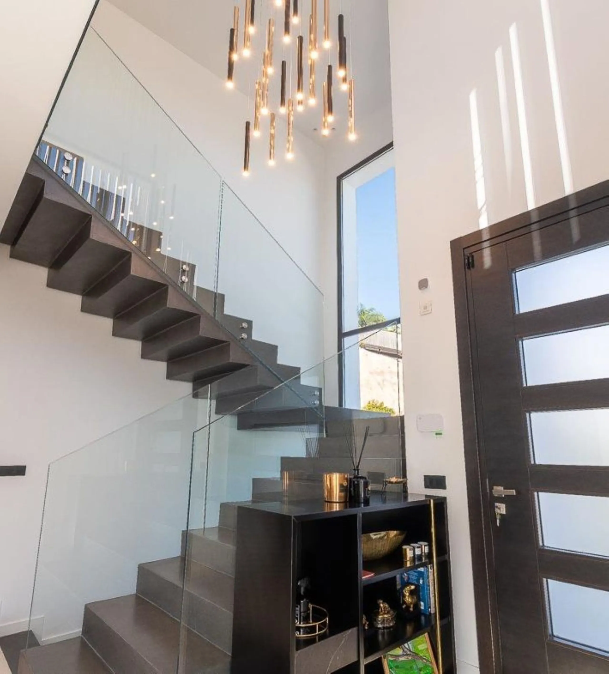 Luxury Villa in Benahavís with Panoramic Views and Contemporary Design