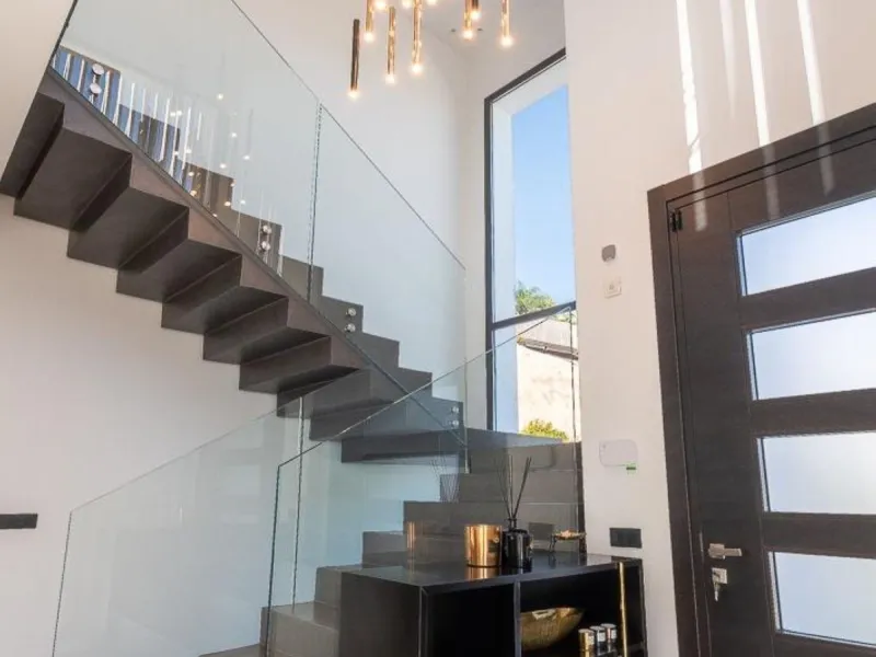 Luxury Villa in Benahavís with Panoramic Views and Contemporary Design