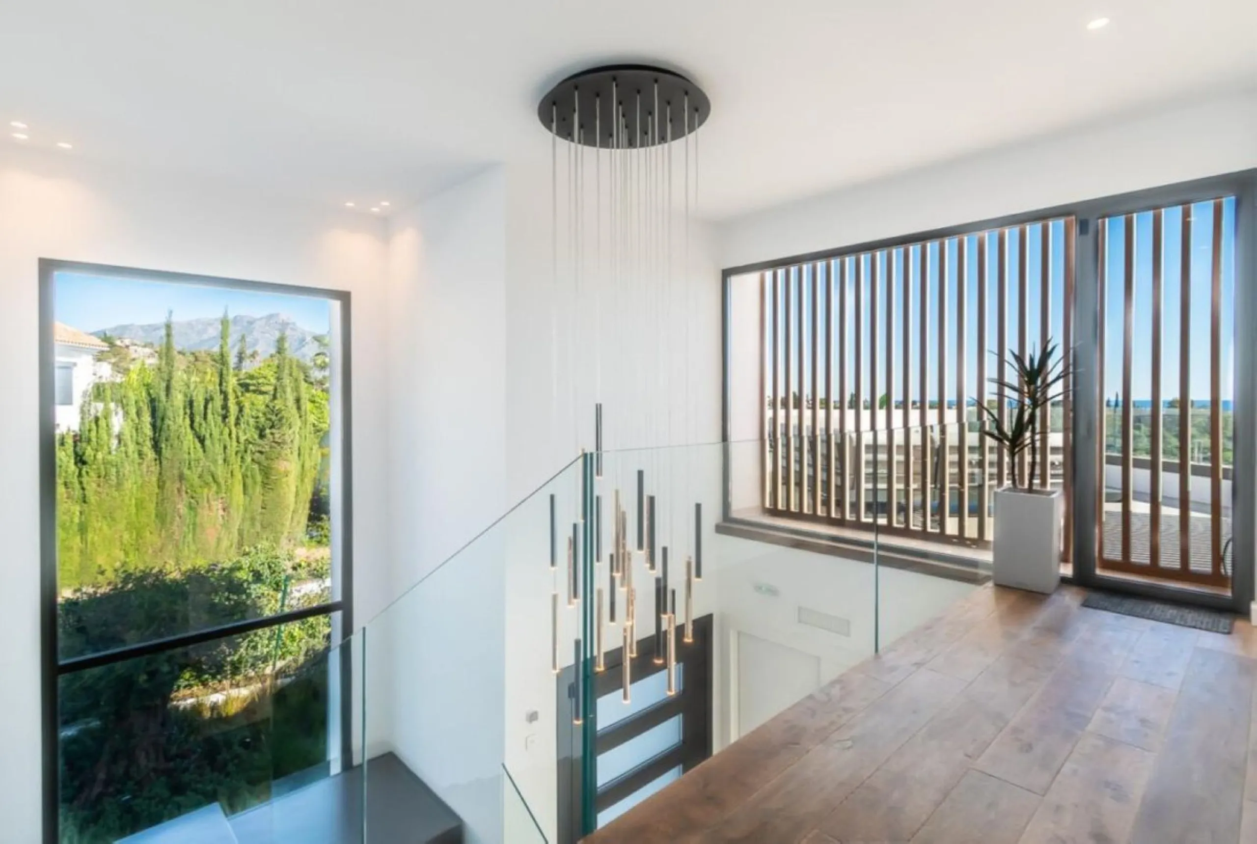 Luxury Villa in Benahavís with Panoramic Views and Contemporary Design