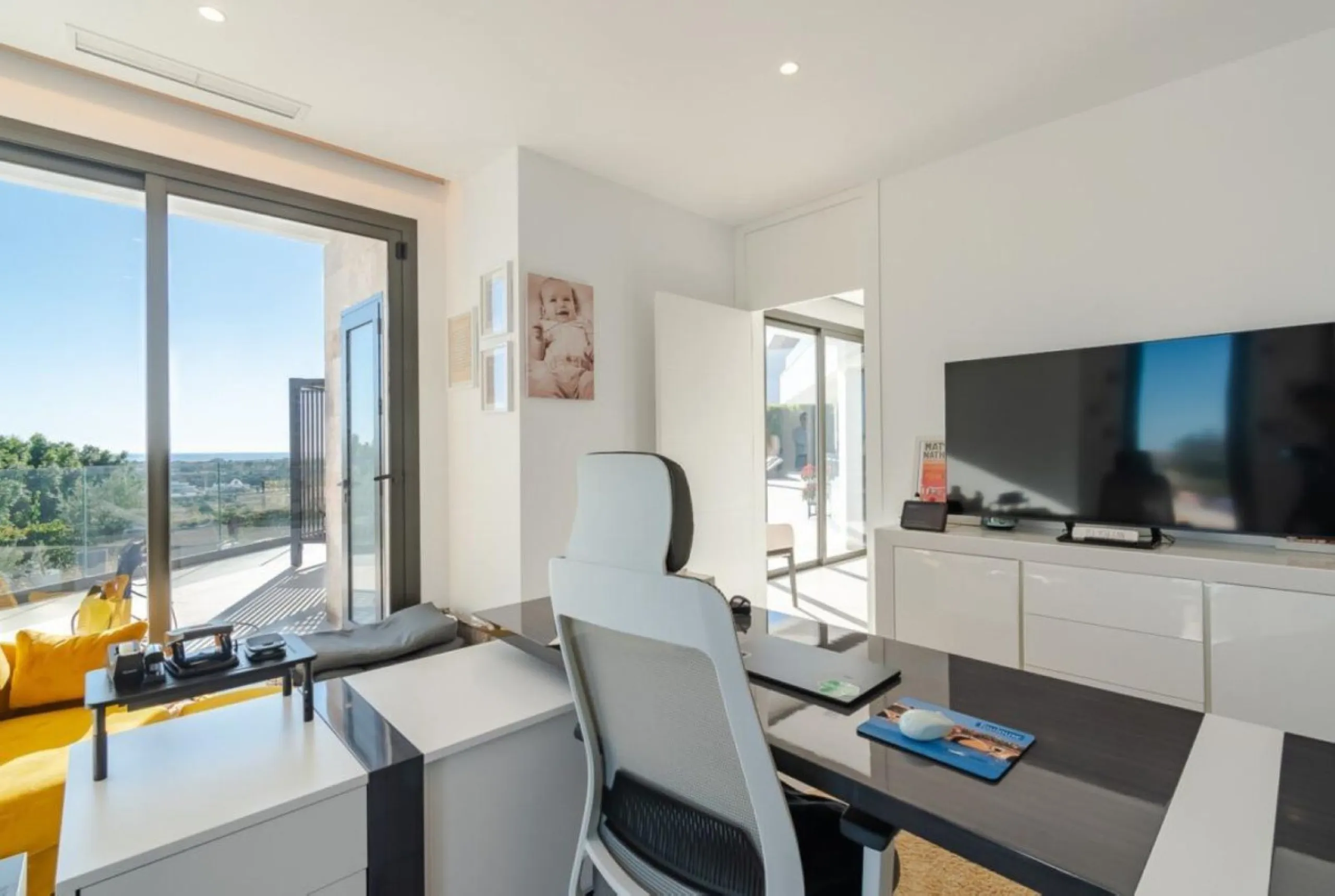 Luxury Villa in Benahavís with Panoramic Views and Contemporary Design