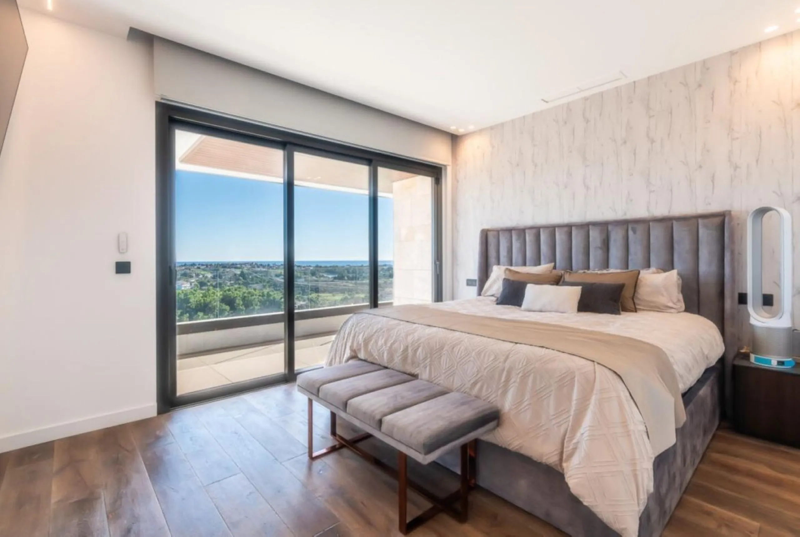 Luxury Villa in Benahavís with Panoramic Views and Contemporary Design
