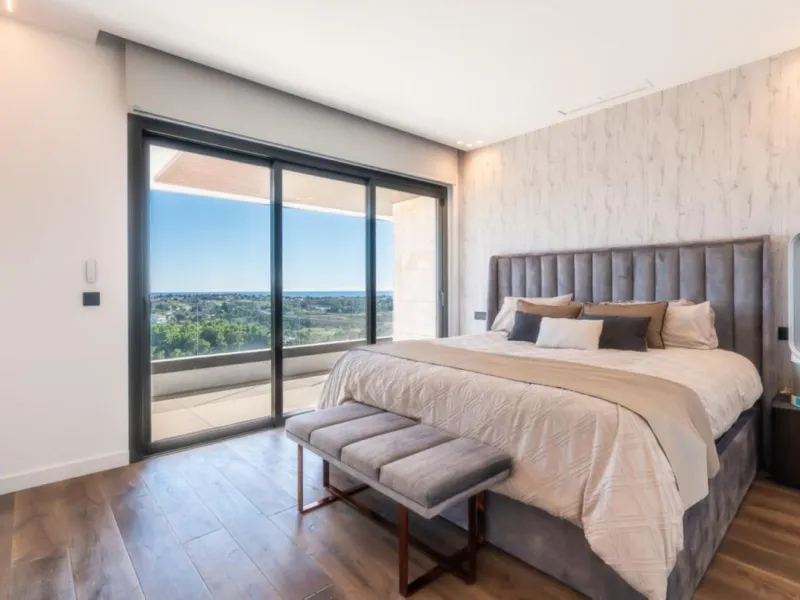 Luxury Villa in Benahavís with Panoramic Views and Contemporary Design