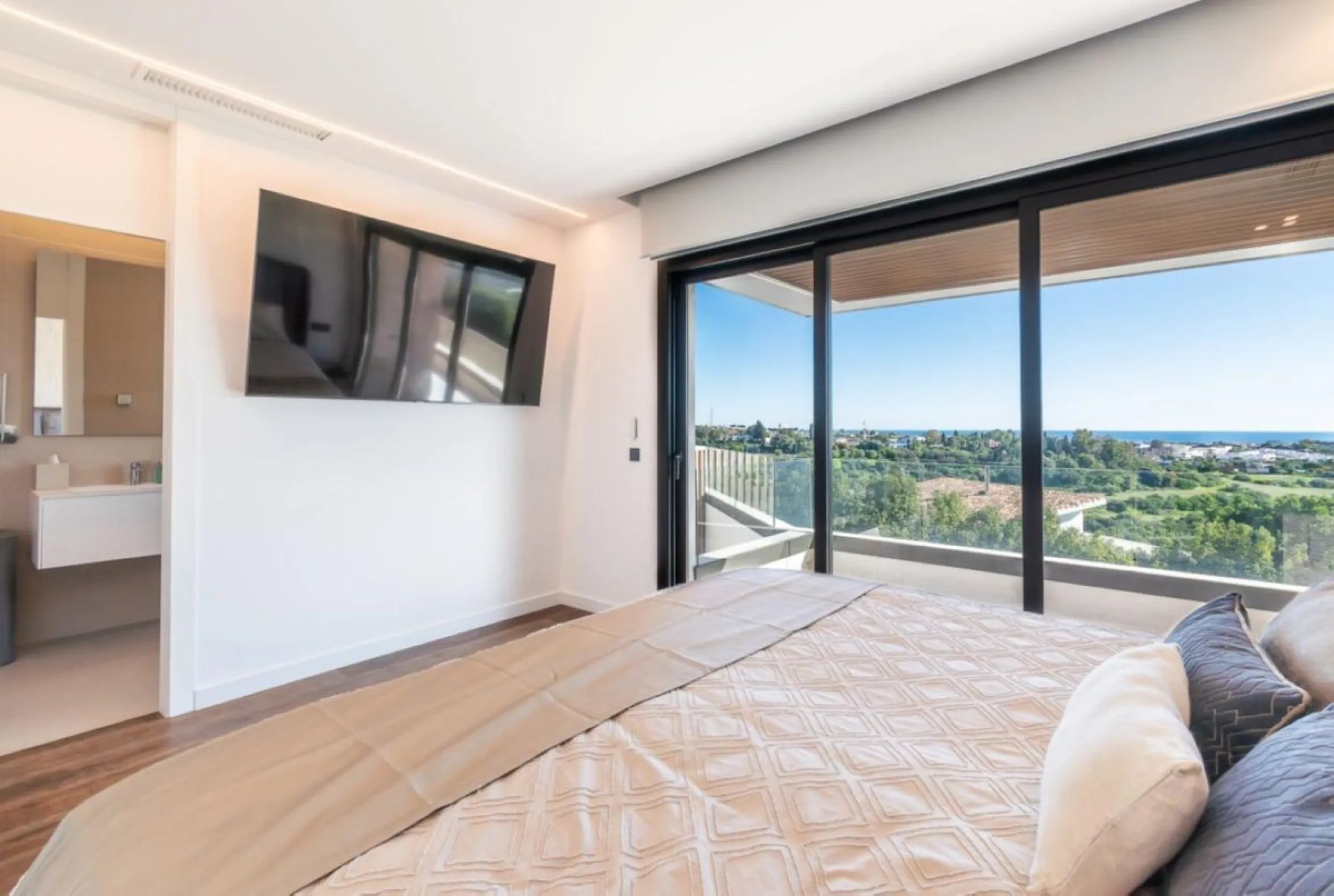 Luxury Villa in Benahavís with Panoramic Views and Contemporary Design