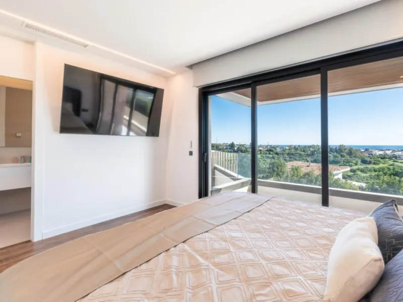 Luxury Villa in Benahavís with Panoramic Views and Contemporary Design