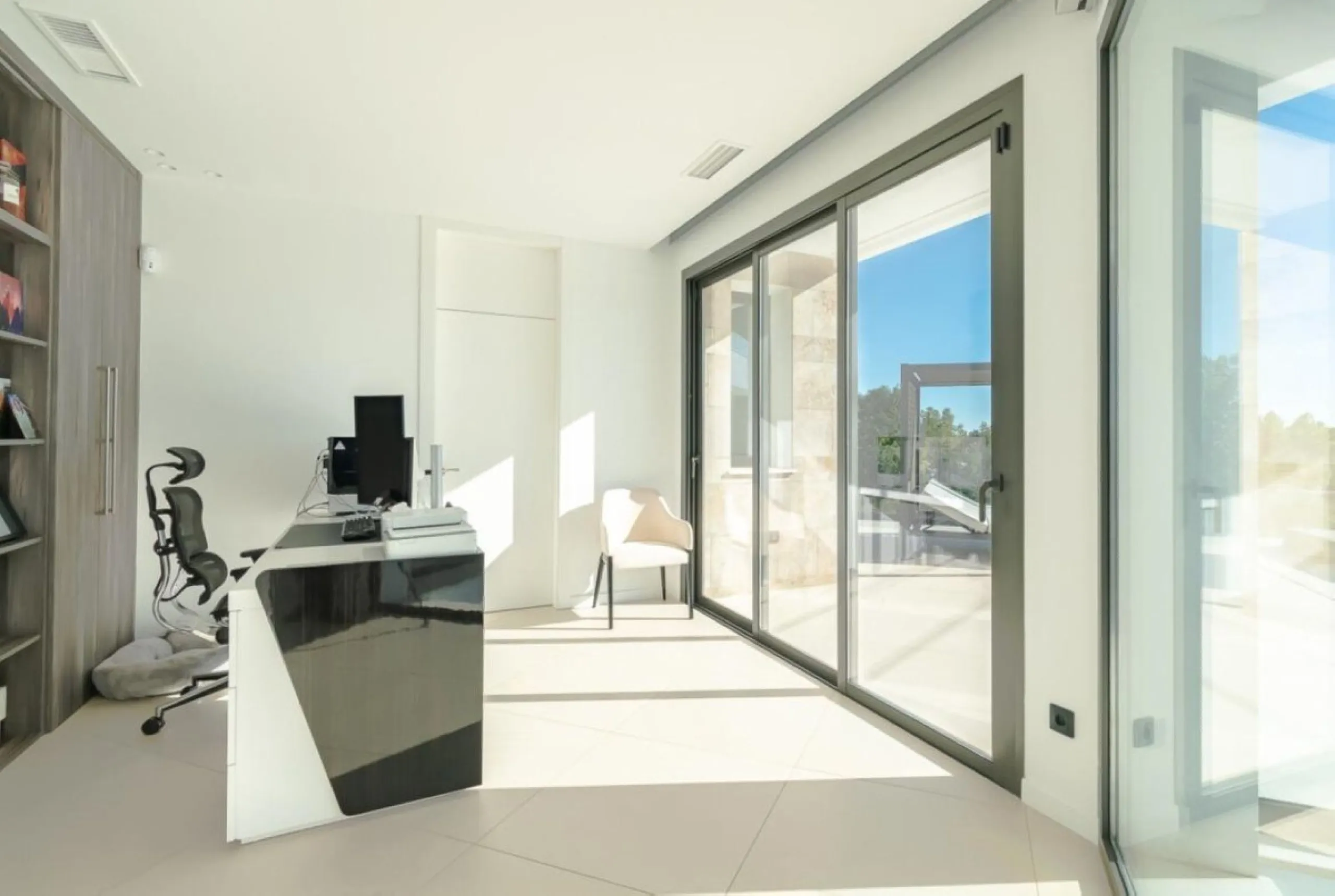 Luxury Villa in Benahavís with Panoramic Views and Contemporary Design