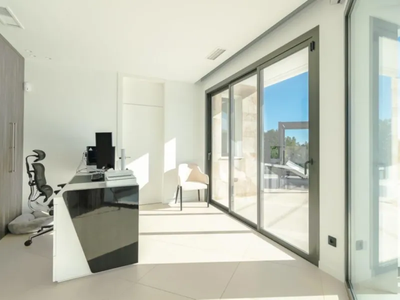 Luxury Villa in Benahavís with Panoramic Views and Contemporary Design