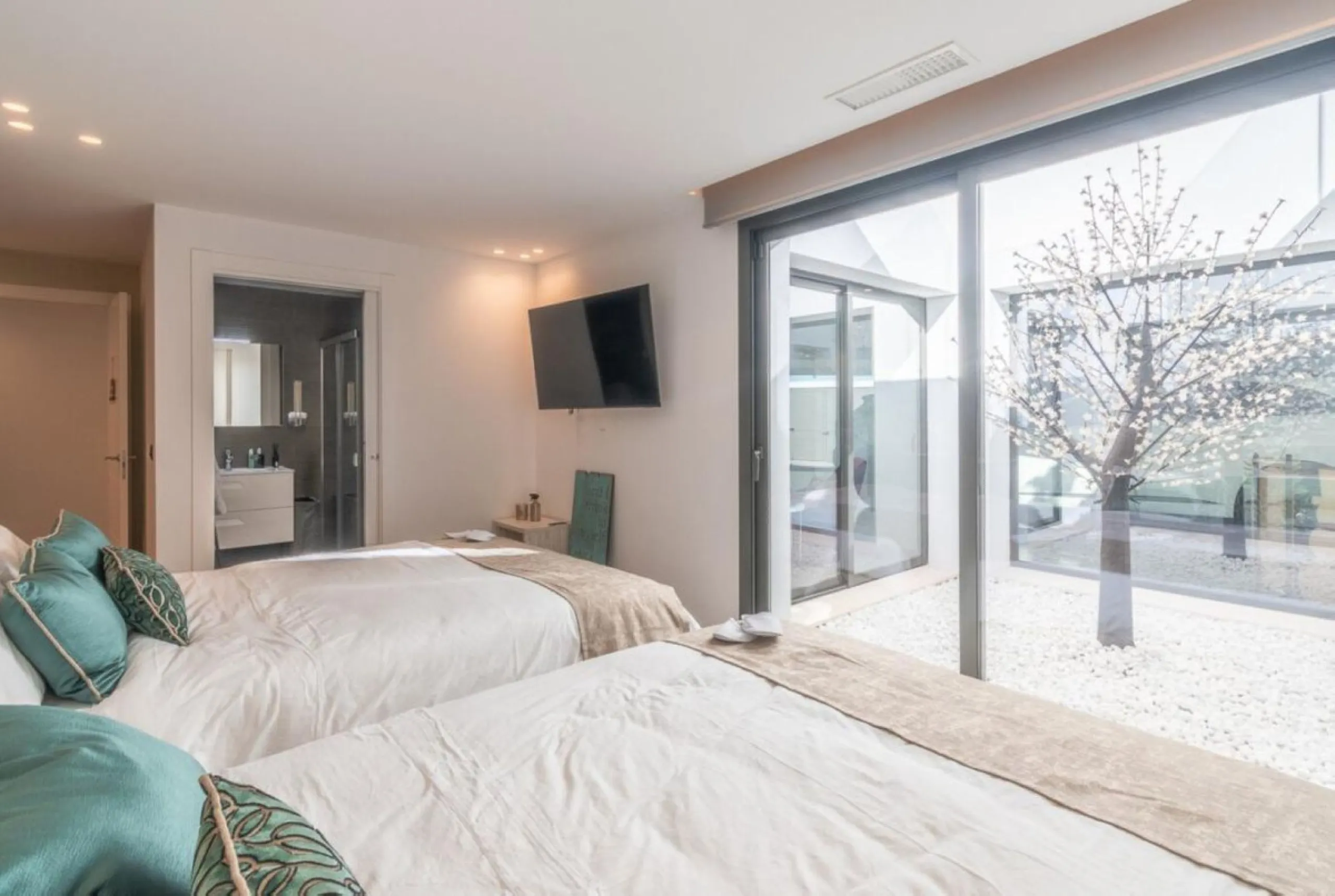 Luxury Villa in Benahavís with Panoramic Views and Contemporary Design