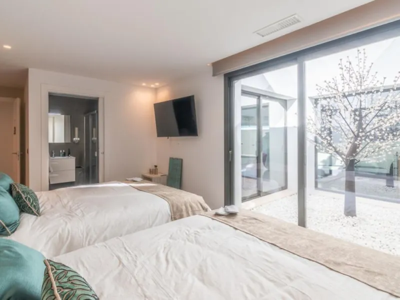 Luxury Villa in Benahavís with Panoramic Views and Contemporary Design