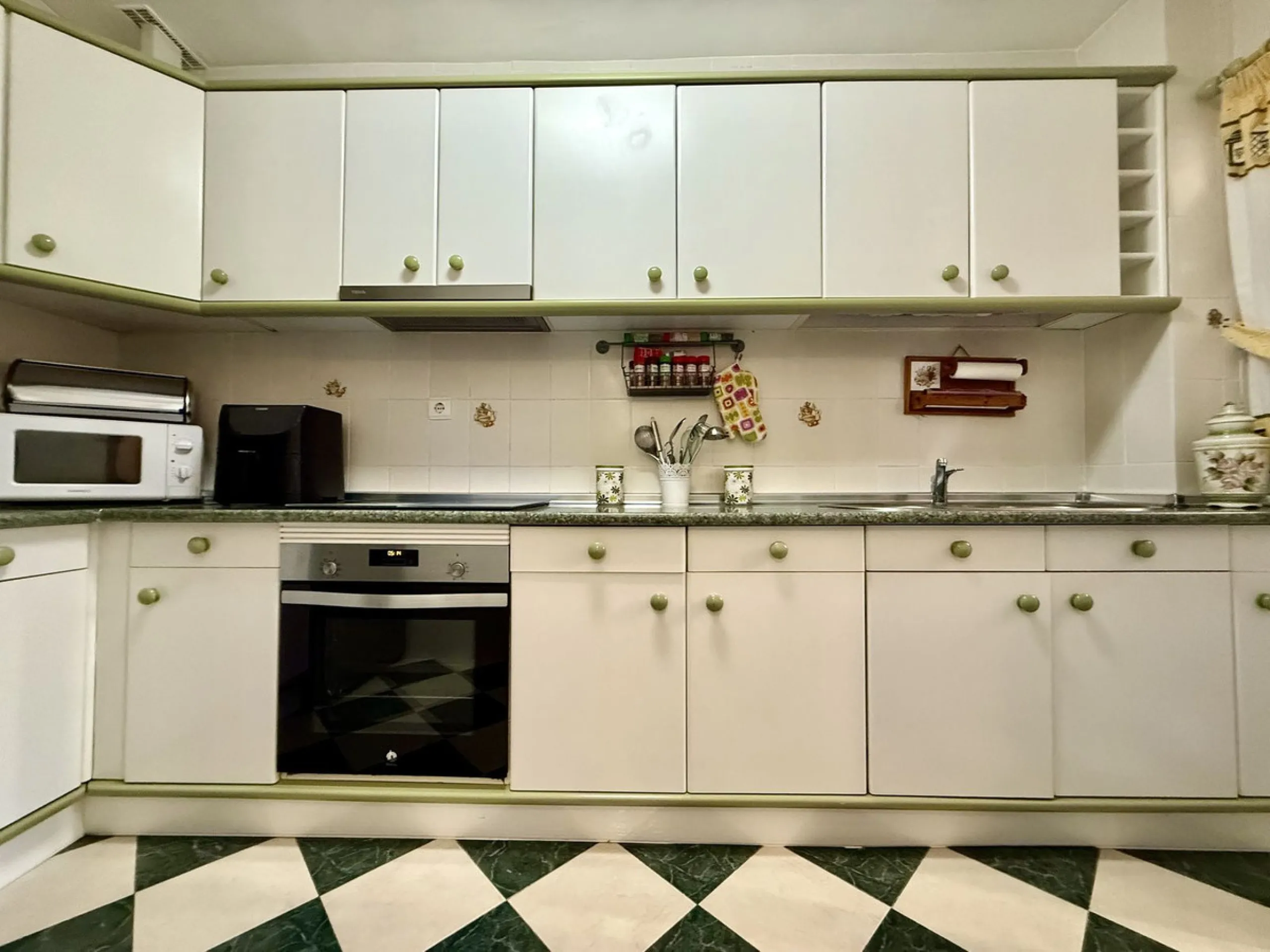 Apartment - Middle Floor Apartment в продаже в Fuengirola, Málaga. В доме 3 спален и 1 ванных комнат. Площадь дома 74 м²