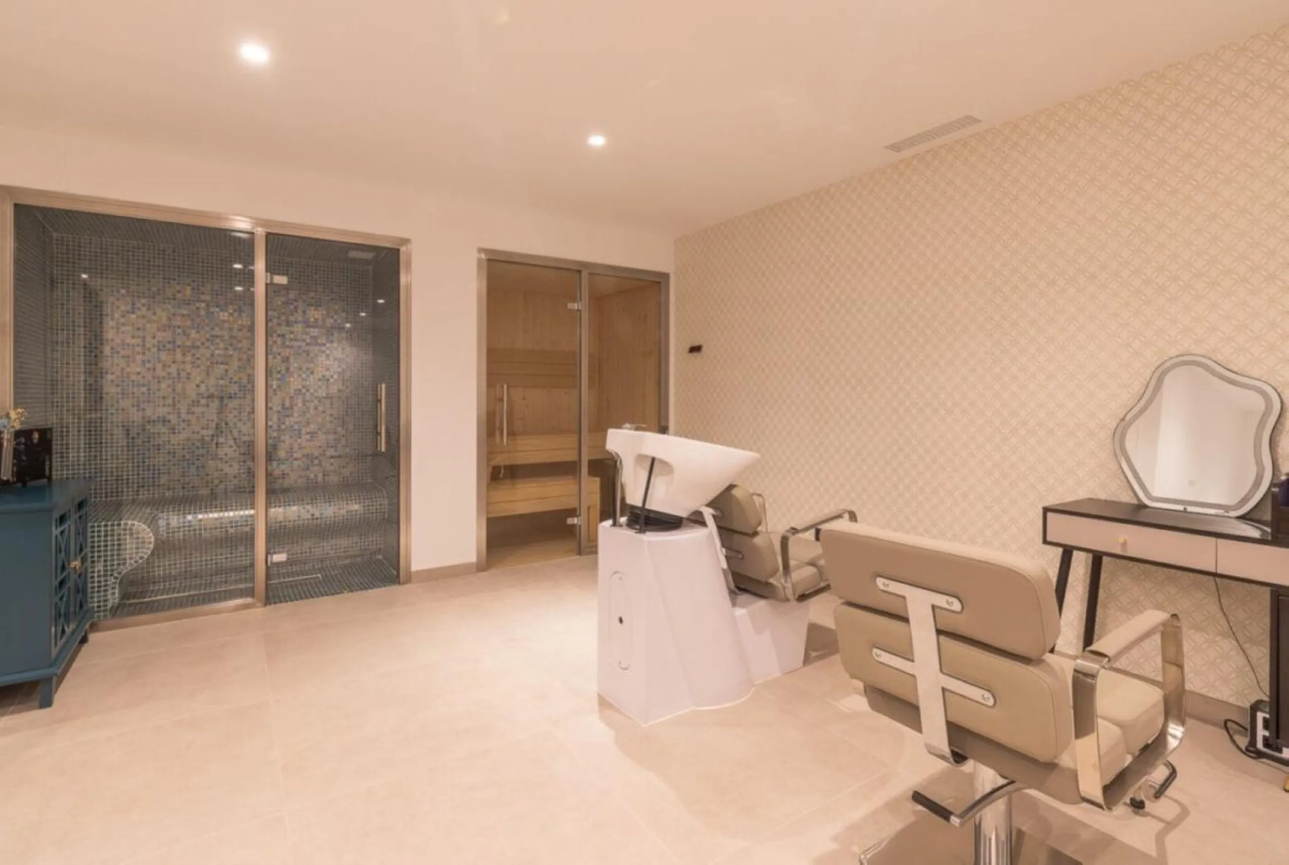 Luxury Villa in Benahavís with Panoramic Views and Contemporary Design