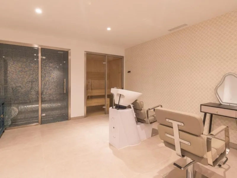 Luxury Villa in Benahavís with Panoramic Views and Contemporary Design