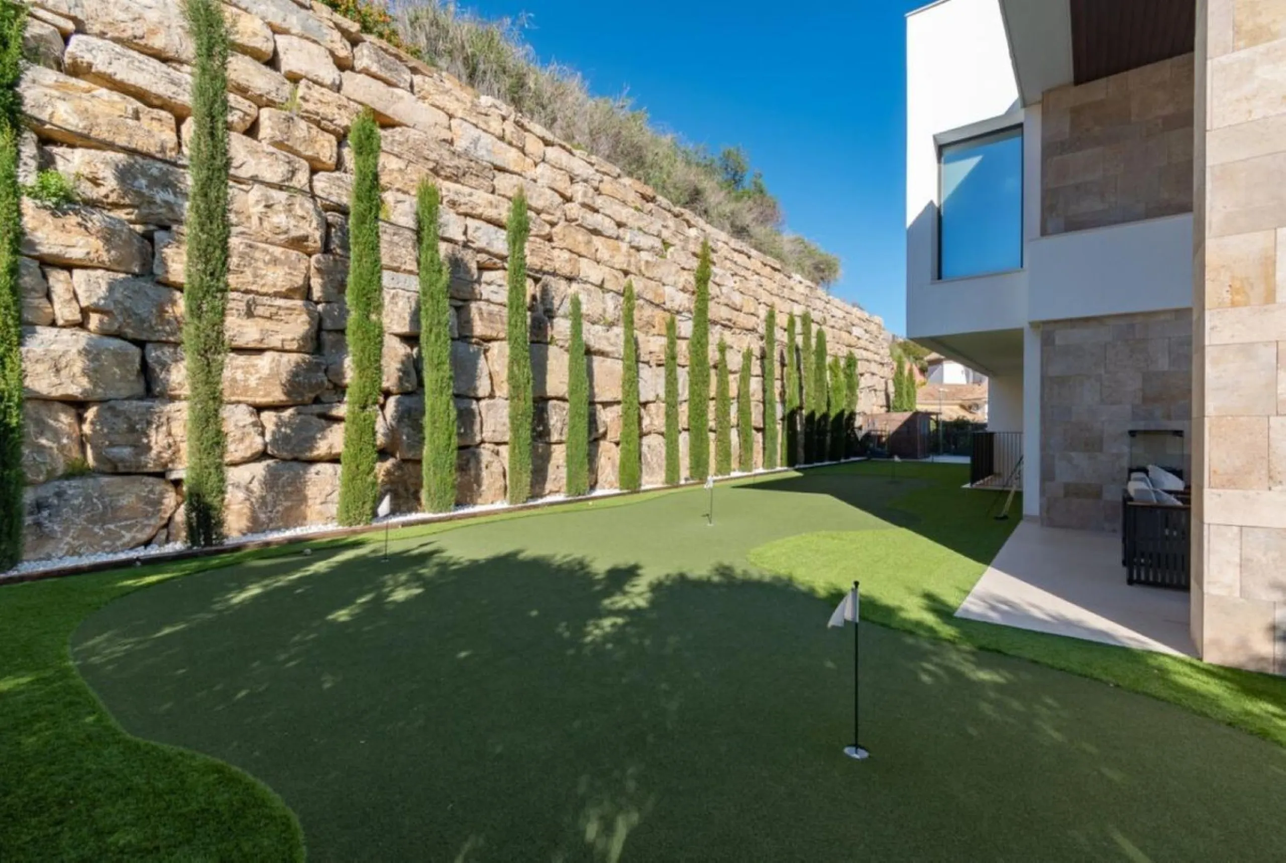 Luxury Villa in Benahavís with Panoramic Views and Contemporary Design
