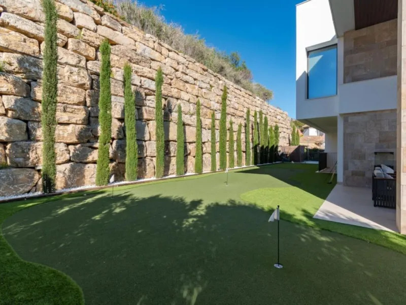 Luxury Villa in Benahavís with Panoramic Views and Contemporary Design