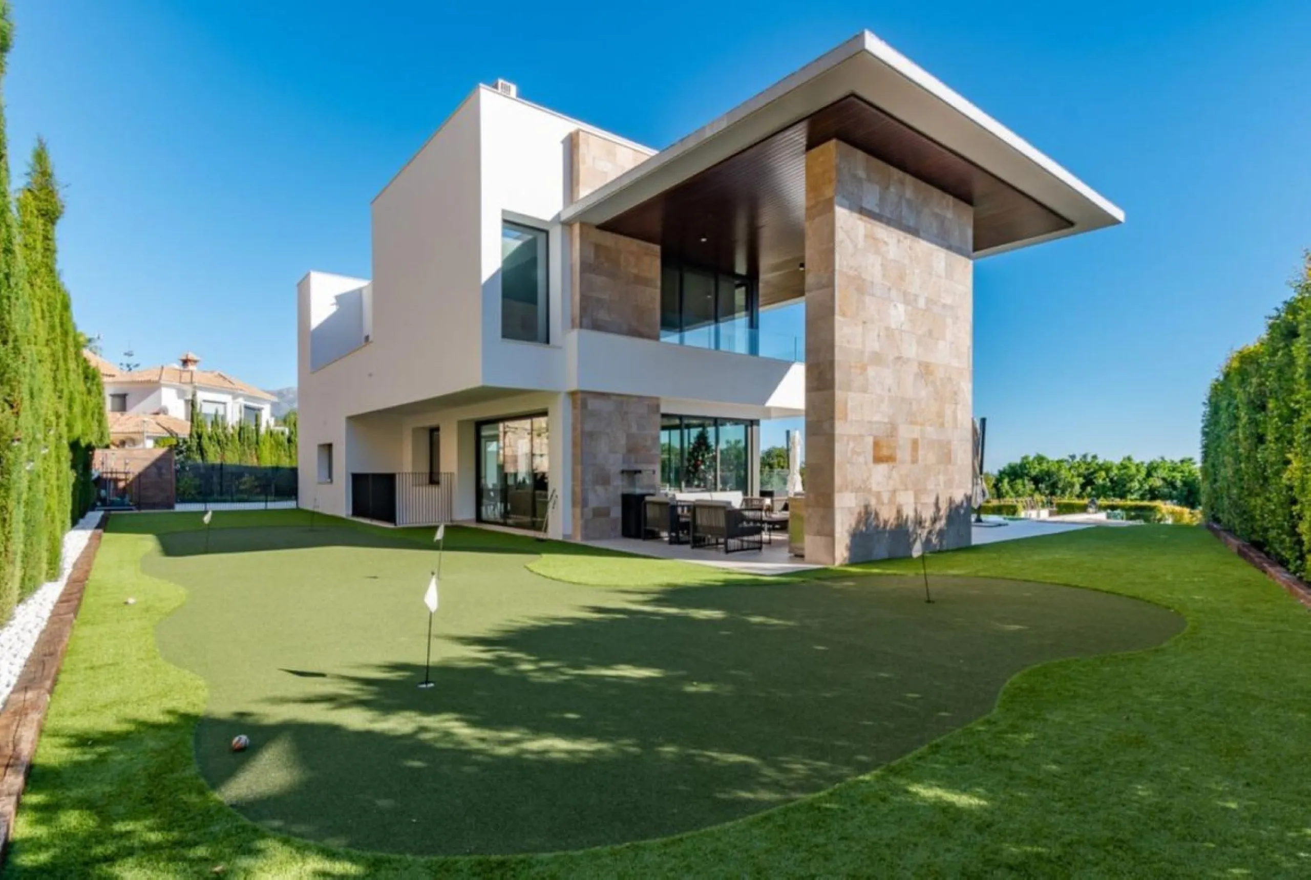Luxury Villa in Benahavís with Panoramic Views and Contemporary Design