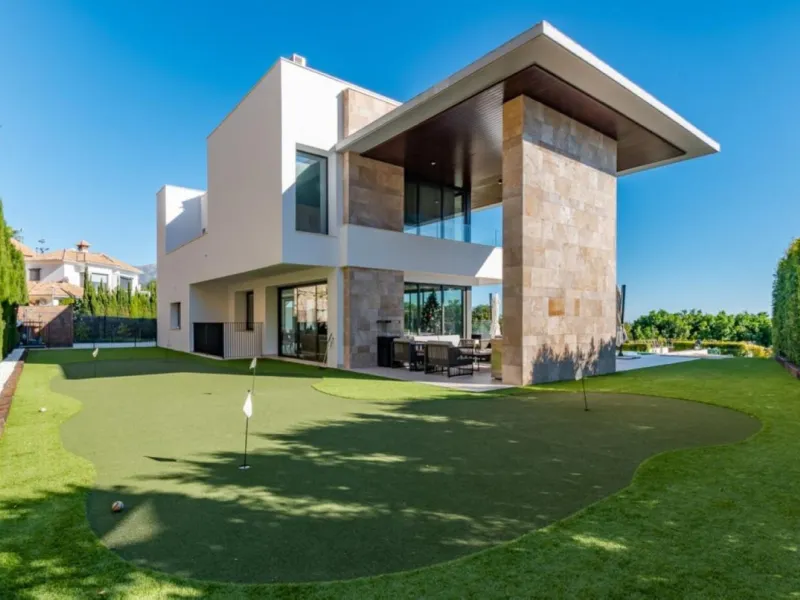 Luxury Villa in Benahavís with Panoramic Views and Contemporary Design