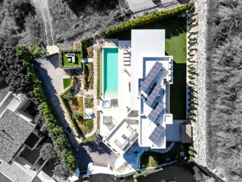 Luxury Villa in Benahavís with Panoramic Views and Contemporary Design