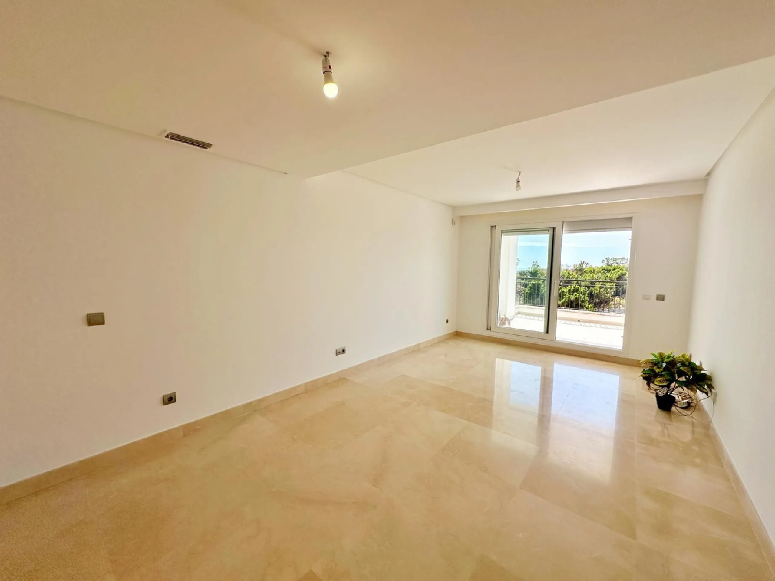 Beautiful 3-Bedroom Apartment in Los Arqueros, Benahavís, Frontline Golf with Panoramic Sea Views.