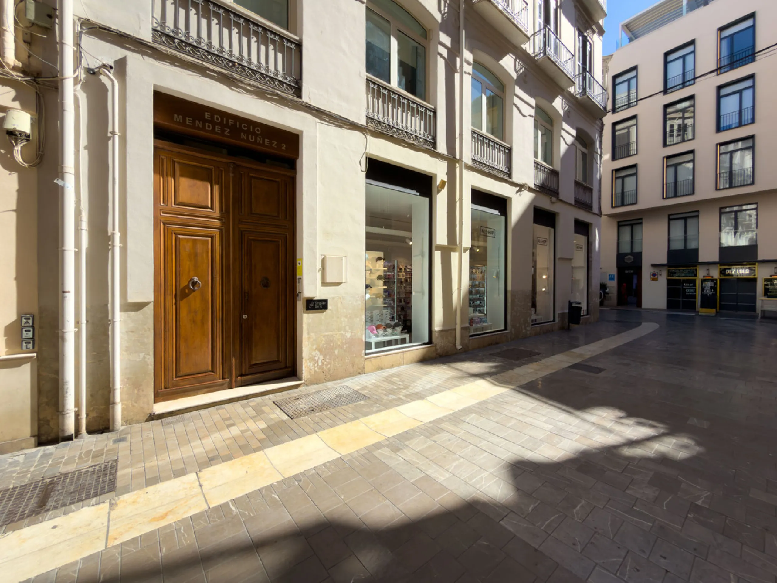 Modern apartment located on the third floor of a unique building located in the Historical Center of Malaga, designed by the renowned architect Gerónimo Cuervo, author of emblematic works such as the Cervantes Theatre, the Gálvez Hospital, the Church of S