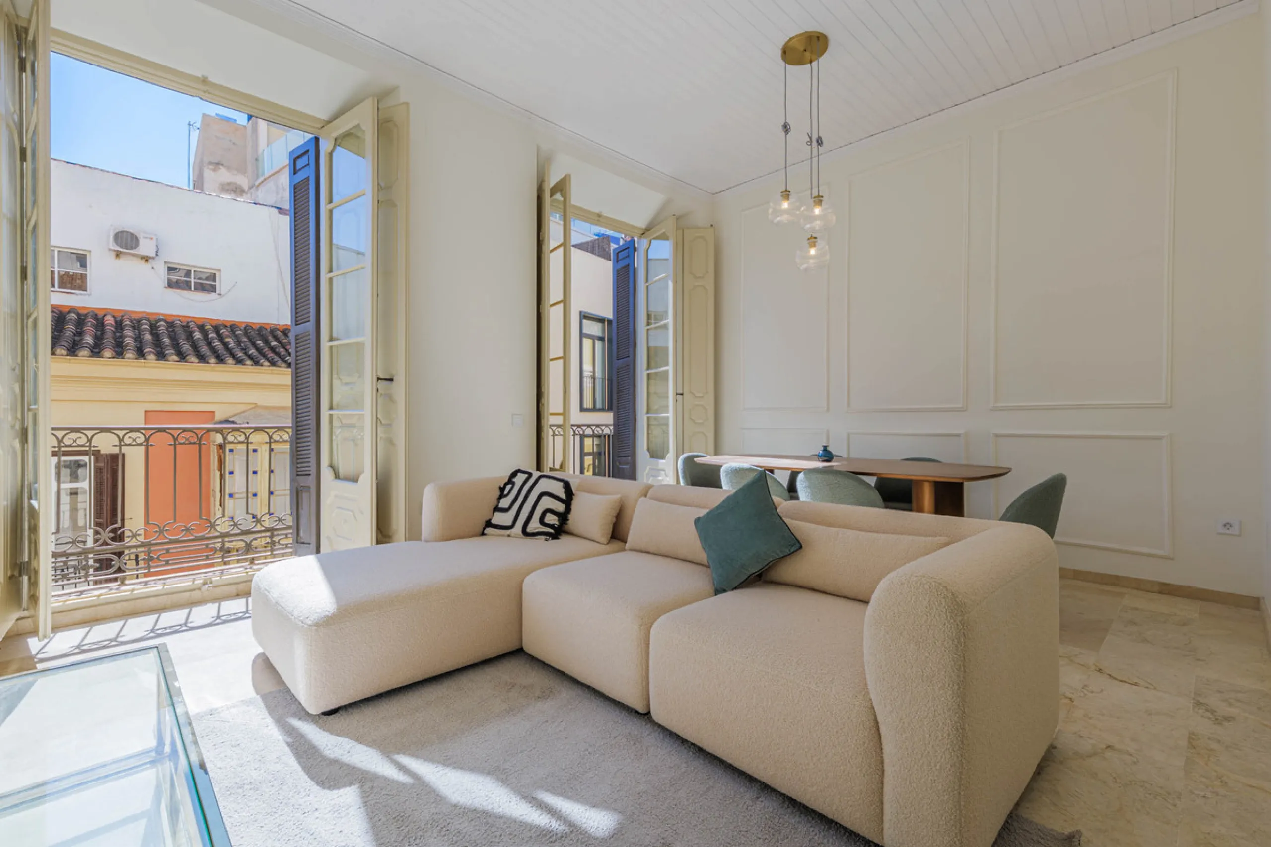 Modern apartment located on the third floor of a unique building located in the Historical Center of Malaga, designed by the renowned architect Gerónimo Cuervo, author of emblematic works such as the Cervantes Theatre, the Gálvez Hospital, the Church of S