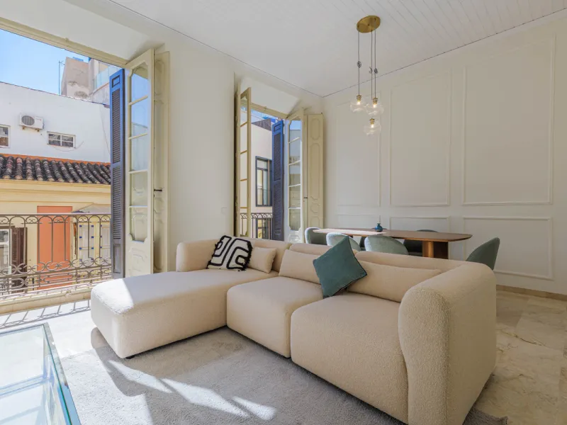 Modern apartment located on the third floor of a unique building located in the Historical Center of Malaga, designed by the renowned architect Gerónimo Cuervo, author of emblematic works such as the Cervantes Theatre, the Gálvez Hospital, the Church of S